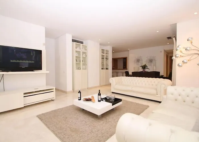 Alcazaba Three Bedroom Apartment *
