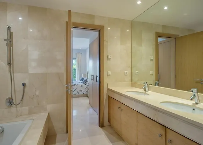 Alcazaba Three Bedroom * 에스테포나